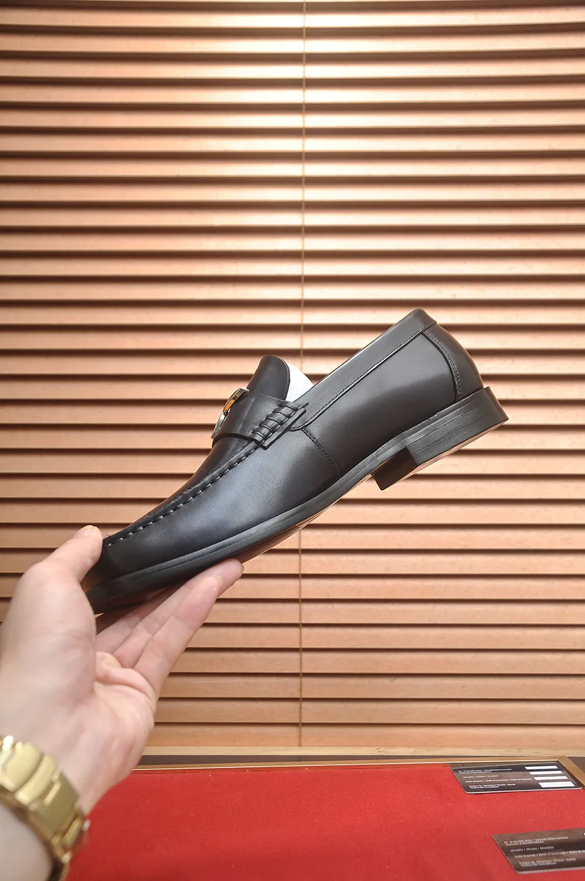 Men's men's shoes 💰560💶 [LV] (original single cowhide lining) 🍀LV's latest genuine leather business suit shoes are launched simultaneously on the official website. The first-layer cowhide imported from Italy is made of heavy gold, 💥1:1 rubber outsole from the official website. Versatile to wear, high-end without losing class, and the color combination is extraordinary. This four-season style is alluring when worn on your feet, showing off your big-name flair. Standard code 38-44 (45 customized)